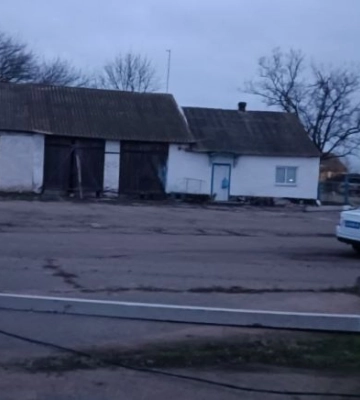 В селе под Мелитополем автомобиль снес столб и скрылся с места ДТП 