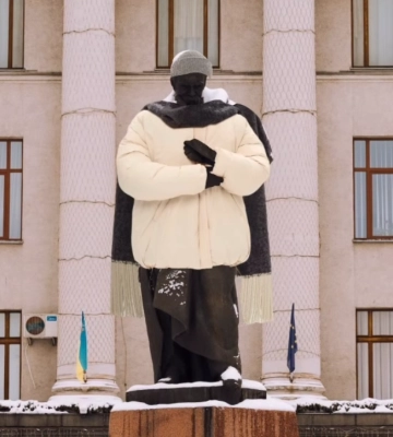 У Луцьку пам&amp;#039;ятники Лесі Українки та Тараса Шевченка «одягнули» у куртки. Відео