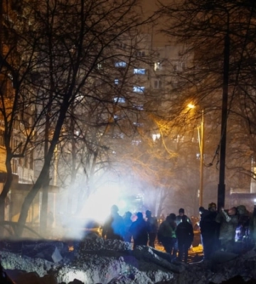 Наслідки російської ракетної атаки на Київ у фото: розбиті домівки, десятки поранених, серед них діти