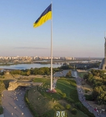 Полотнище найбільшого прапора України в Києві змінювали сім разів від початку встановлення флагштока