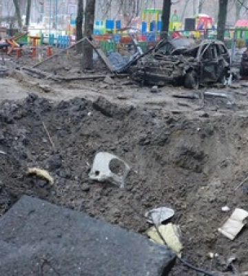 Детсад без окон и &quot;летающие&quot; автомобили на детской площадке: новые подробности ракетного удара по Киеву, фото и видео