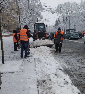 В Харькове коммунальщики убирают снег и борются с гололедом 