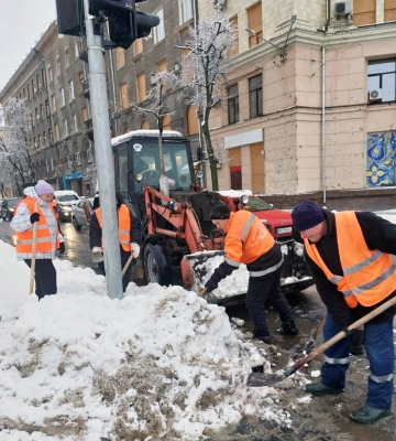 Сніг у Харкові прибирають 2,5 тисячі людей