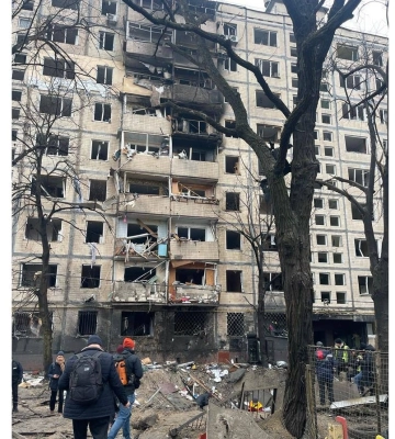 У КМВА показали Пункт Незламності, де прихистять мешканців багатоповерхівки в Дніпровському районі