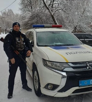 На прикордонні Сумщини поліцейський допоміг породіллі оперативно дістатися до пологового будинку