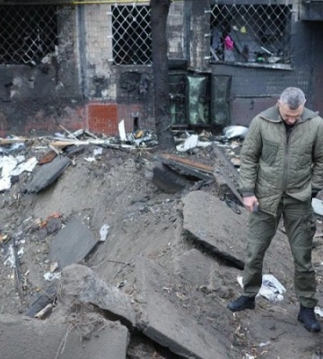 Ракетний удар Росії по Києву: КМВА показала вирву, пошкоджені дім, дитсадок і машини