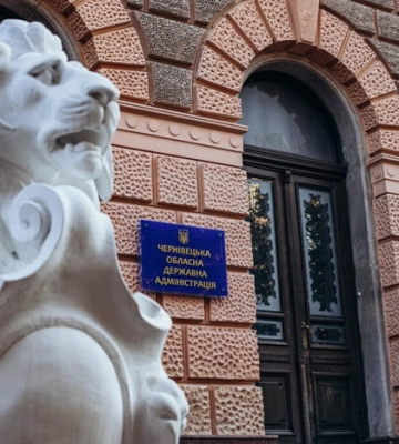 У Чернівцях ображений чоловік вилив відро фекалій на чиновницю: як його покарали