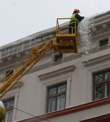 12 альпіністів збивають бурулі з дахів будинків у Львові