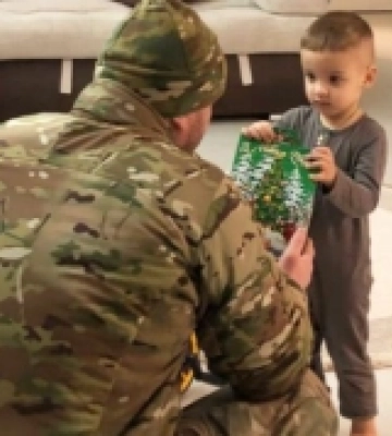Рівненські поліцейські приїхали з гостинцями до діток загиблих колег. ФОТО