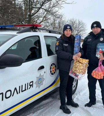 Поліцейські Рівненщини приїхали з гостинцями до діток загиблих колег