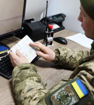 На Волині прикордонник за10 000 доларів незаконно переправляв чоловіків через кордон: як його покарали