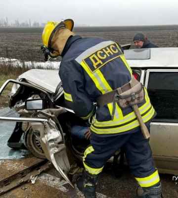 ДТП у Кропивницькому районі: постраждалих з автівки діставали рятувальники (ФОТО, ВІДЕО)