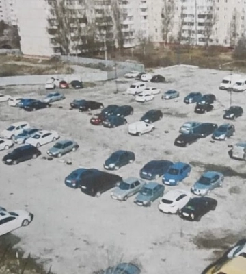 В спальном районе Запорожья обязали убрать незаконную автостоянку