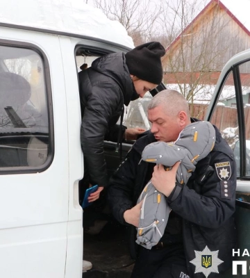 На Чернігівщині правоохоронці евакуювали багатодітну сім&#039;ю з прифронтового села