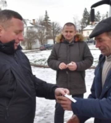 Головненська та Рівненська громади отримали шкільні автобуси