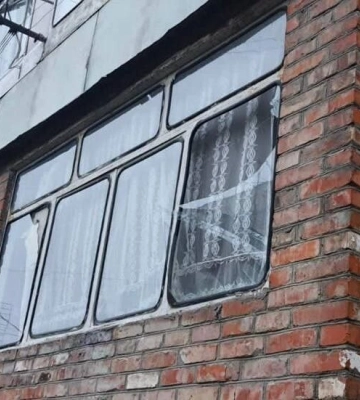 Окупанти двічі за день обстріляли Нікополь з важкої артилерії й атакували дроном-камікадзе, поранено жінку. ФОТОрепортаж