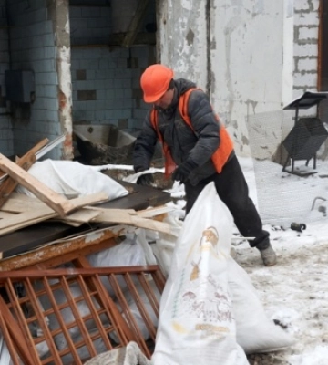 В Умані почали відновлювати зруйновану російською ракетою багатоповерхівку
