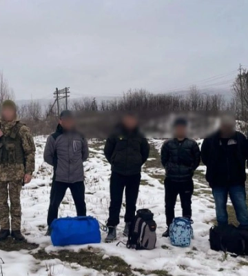 На Закарпатті затримали чотирьох чоловіків, які намагалися у незаконний спосіб перетнути українсько-словацький кордо