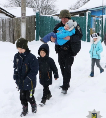 З прикордонного села на Чернігівщині евакуювали родину з шістьма дітьми