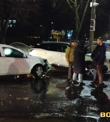 У Луцьку – подвійна ДТП: зіткнулися Opel, Nissan та Peugeot