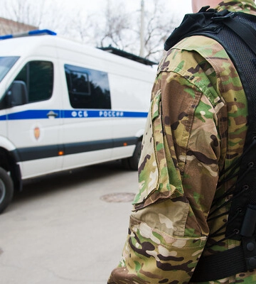 Росіяни увірвалися у будинки двох кримських татар, одного з них затримали