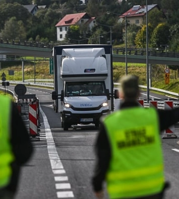 Пропуск вантажівок з України у Словаччину частково поновили