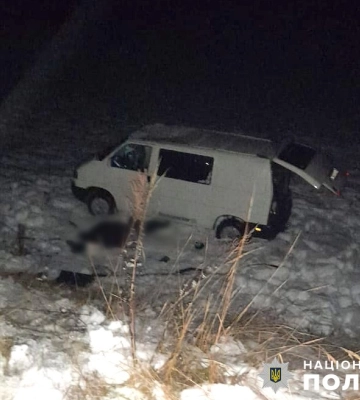 Загинув водій буса,  який не впорався з керуванням і з’їхав у кювет