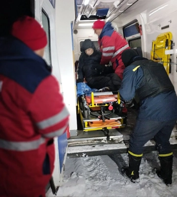 На Харківщині рятувальники витягли зі снігового замету автівку екстренки 