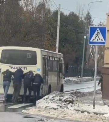 У Луцьку взялися за хуліганів, які кидають каміння у маршрутки