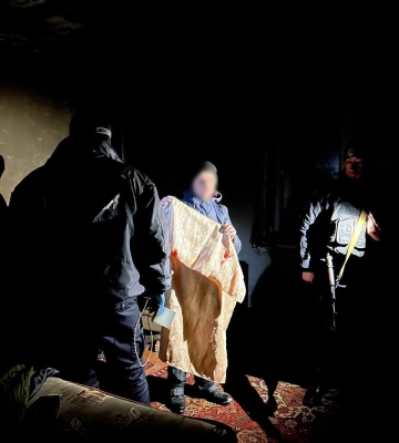 Агресивний син на Рівненщині вдарив матір в обличчя виделкою