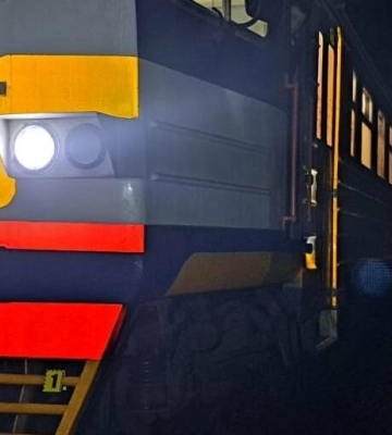 Чоловік помер на місці: на Львівщині потяг збив літнього пішохода
