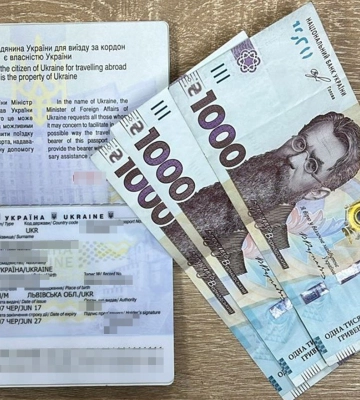 Житель Волині зліпив велетенського сніговика