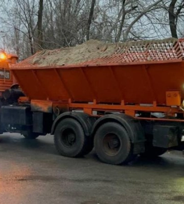 Обробка автошляхів у Дніпрі: Заклик до водіїв надавати перевагу спецтранспорту в умовах погіршеної погоди