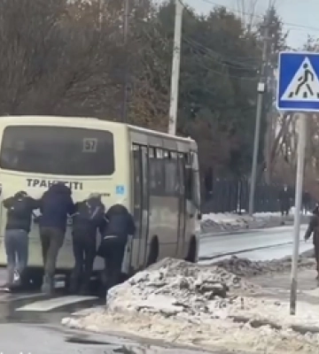 Не кава бадьорить: у Луцьку пасажири пхали маршрутку (відео)