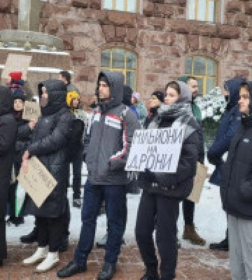 У Києві біля КМДА проходить мітинг з вимогою виділити більше грошей на ЗСУ