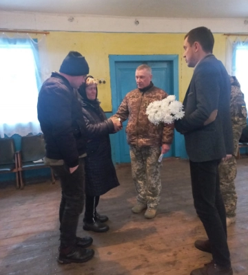 Мати втратила ще одного сина і поховала чоловіка: на Волині рідним Героя вручили його посмертні відзнаки