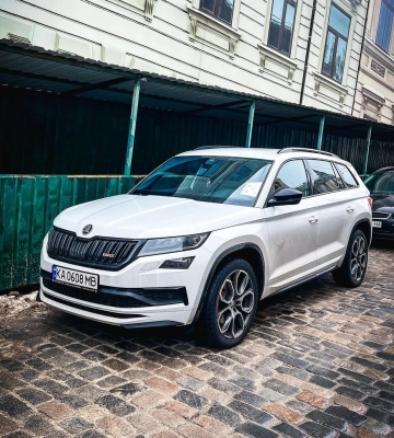 Семейный спорт: в Киеве заметили редкий заряженный кроссовер Skoda 