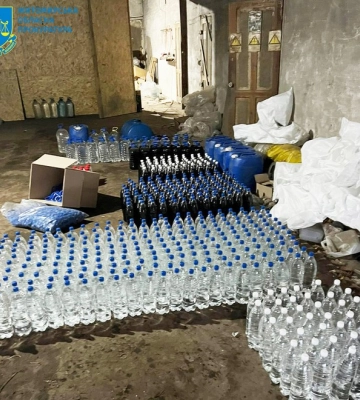 У Житомирі «підприємці» тоннами продавали фальсифікований алкоголь. ФОТО