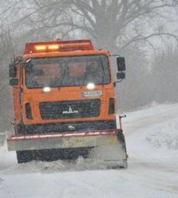 Автошляхи Полтави і області продовжують чистити від снігу