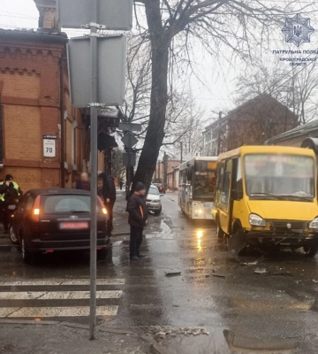 У Кропивницькому легковик в’їхав у маршрутку з пасажирами (ФОТОФАКТ)