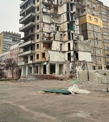 У Дніпрі розпочали реконструкцію будинку на Перемозі, у який влучила російська ракета