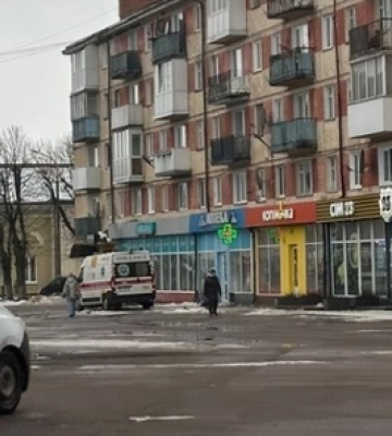 У Володимирі на чоловіка з даху впала крижана брила 