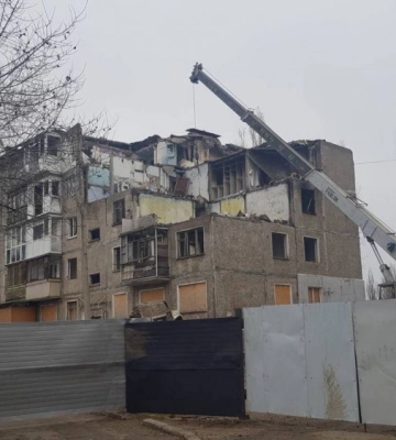 У Миколаєві почали демонтаж частини зруйнованого ракетою будинку на Карпенка
