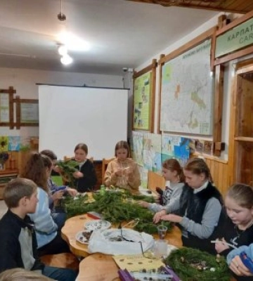 У Рахові провели майстер-клас «Різдвяний віночок»