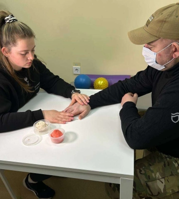 «Не міг поворухнути рукою, а зараз може піднімати 5 кг». Історія оборонця, який проходить лікування в реабілітаційному центрі&amp;hellip;