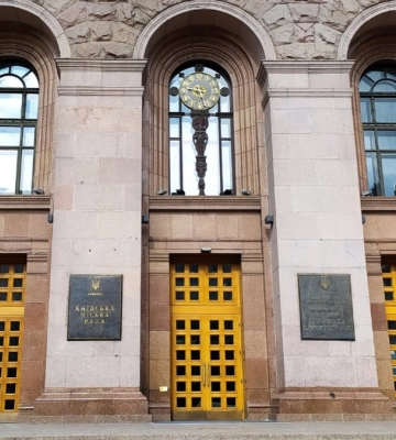 Вирубка дерев на Теремках: влада пояснила появу важкої техніки біля парку