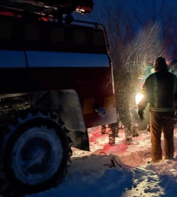На Сумщині рятувальники вивільнили із снігового замету фуру та автобус із школярами (відео)