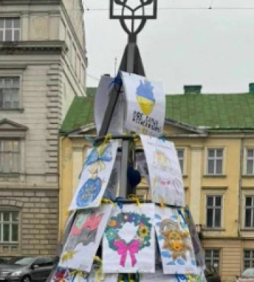 У Львові встановили «Ялинку дитячих мрій», прикрашену дитячими малюнками (ФОТО)