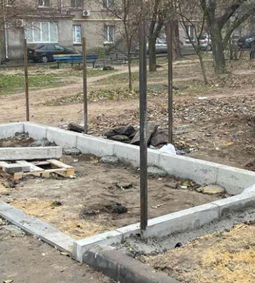 У Миколаєві ремонтують нещодавно відремонтовані майданчики під контейнери для сміття
