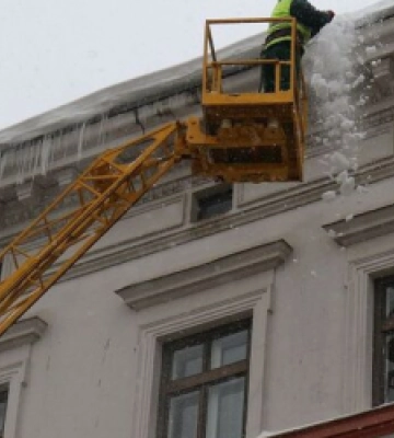 12 альпіністів збивають бурулі з дахів будинків у Львові